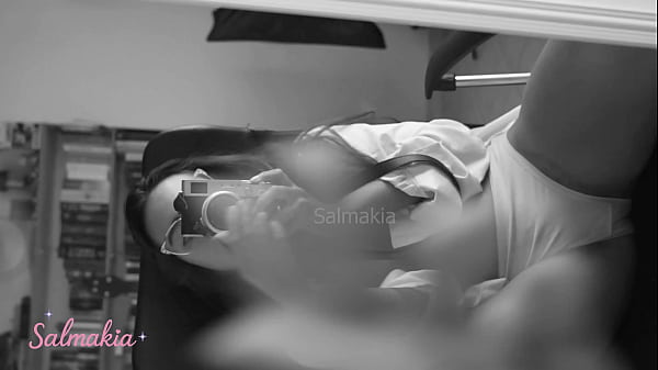 Chica latina juega, posa y se masturba frente a su espejo- Salmakia