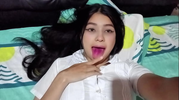 Chica universitaria caliente masturbándose después de clase ( CASERO REAL)