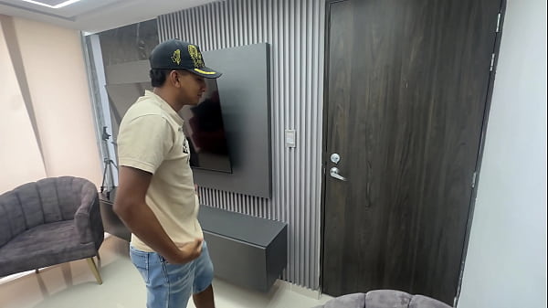 Cito a una rica culona india a un casting y me muestra sus ricos y sensuales movimientos, me encanta su delicioso y apretado coño asi que la contrato para poder follarla duro con mi enorme pene.