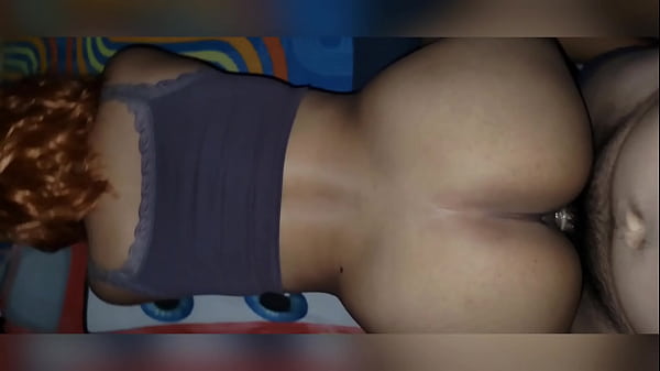 COGIENDO A MAMÁ SOLTERA MIENTRAS SUS HIJOS JUEGAN EN EL PATIO!!! CULONA LATINA EN CUATRO! PUTA MOROCHA!!