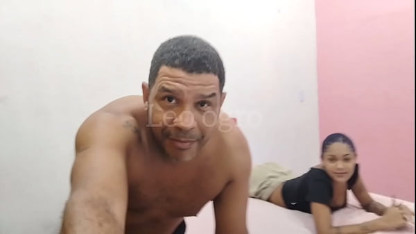 Com o pau no cu ela geme muito mais