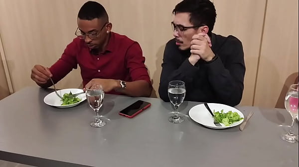 Corno está distraído no jantar fechando negócio Tiffany entra embaixo da mesa para chupo o pau do parceiro veja completo no XRD ou fechado Sheer