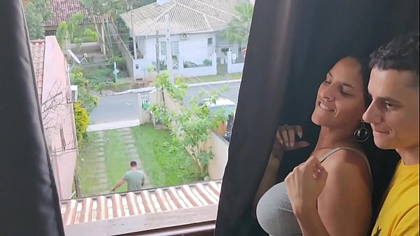 Dei pro amigo do meu marido enquanto ele estava no quintal cortando grama e conversando comigo.