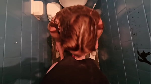 Dejo que me folle en los baños de la fiesta sin condon mientras me graba