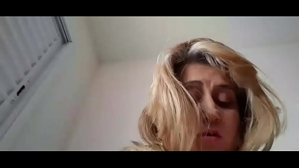 Dia dos namorados esperando o namorado na cama