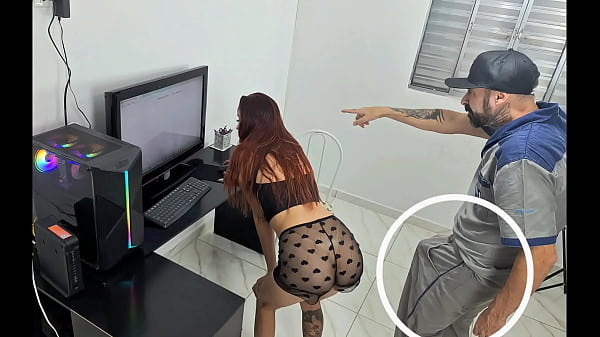 Dona de casa chamou técnico e o recebeu só de calcinha!