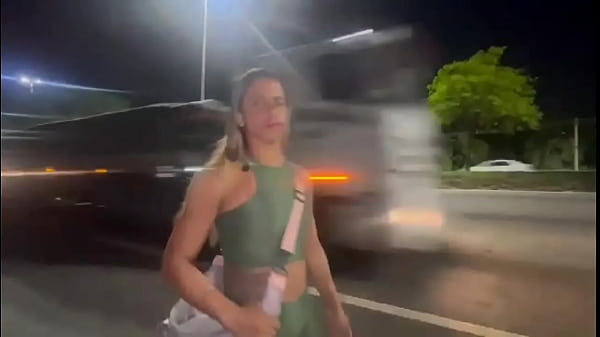 ESPOSA SENDO SEGUIDA E DA PRO SEGUIDA