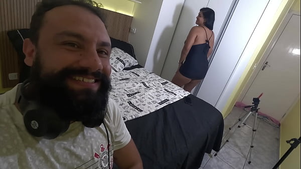 Exibicionismo virtual que paga bem! Casal faz show no celular e ganha com putaria ao vivo!