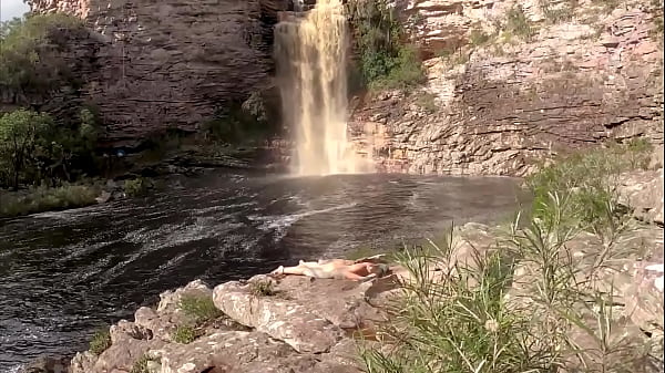 Fui fazer a trilha do LEGENDARIOS MONTANHA , errei o caminho, encontrei uma Morena Gostosa e soquei o pau na buceta dela COMPLETO NO SHEER/RED