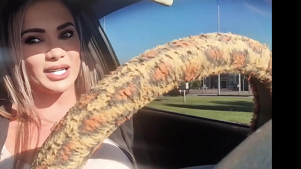 Fui sorteado pedi um app veio a motorista milf gostosa pelas ruas do RJ. Ganhei um chupdriver na pica