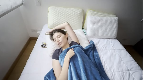 La esposa de mi mejor amiga se masturba mientras yo veo