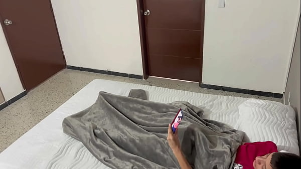 La puta de mi hermanastra me sorprende masturbandome y se antoja que la folle duro y me venga en ella.