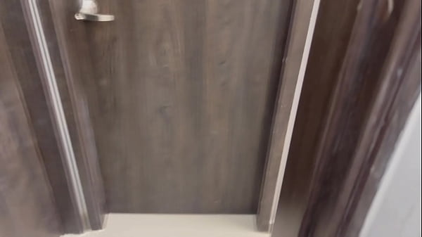 Le enseño a mi hermanastra que se siente una polla adentro y disfruta mucho como lo hago. H.L.