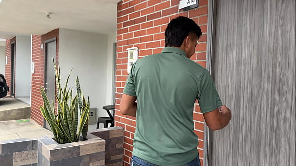 Le llevo rosas a mi sexi latina novia y aprovecho que esta solita en casa para detonarle ese rico y apretado culo hasta correrme en ella.