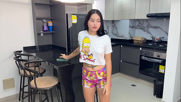 Linda mujer latina seduce a plometo aprendiz mientras su marido esta en casa descansando y le hace el mejor sexo de su vida.