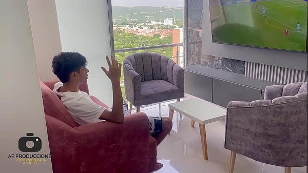 Linda sirvienta latina pide pago por su trabajo y quiere que la penetren duro por pago a ello.