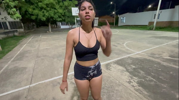 Me encanta estar en casa solo con mi sexi cachonda hermanastra porque ella siempre me pide que la folle duro por su apretado y rico culo hasta meterle toda mi rica leche.