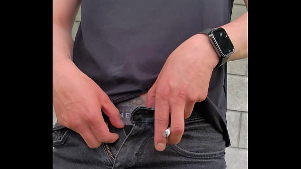 Me quitó los pantalones y me hago una buena paja en un lugar público