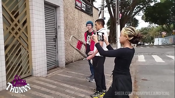 Melhores amigas gravam foda com estranhos