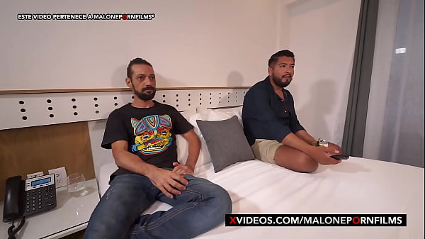 Mi Compañero de cuarto y su Amigo me Follaron Duro! – Paola Stone