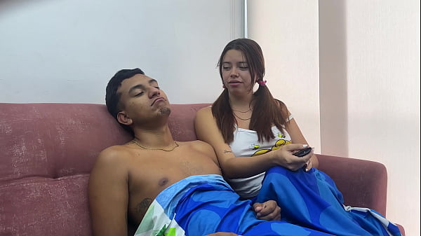 Mi india cachonda hermanstra se aburre de ver tv, asi que decido entretenerla con mi enorme y jugosa polla bajo las sabanas por su apretadito culo hasta luego tragarse toda mi rica leche