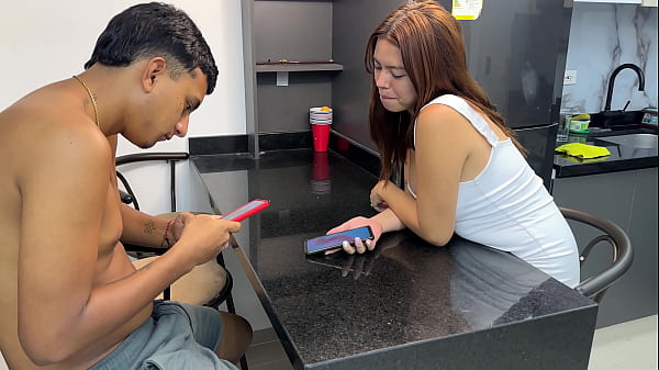 Mi lida cachonda hermanastra tiene sucios fetiches conmigo, me pide que la haga exitar con mi enorme y jugosa verga, metiendosela por su apretadito y rico culo, hasta correrme varias veces.