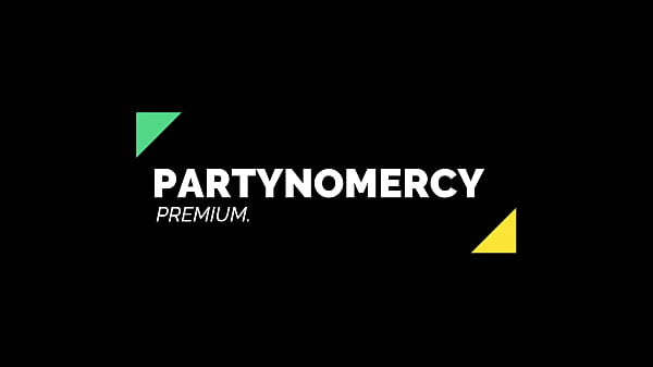 Mi pequeña hermanastra me descubre que soy adicto a masturbarme y esta se antoja de una buena mamada. hg