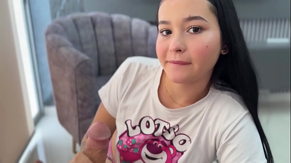 Mi pequeña hermanastra quiere que la coja muy duro a cambio de usar mi celular para hablar con su novio.