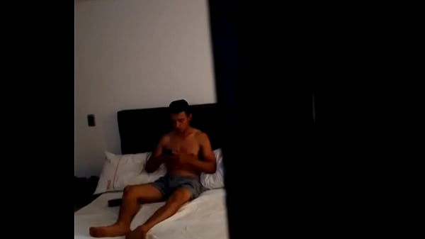 mi sobrino masturbándose en vacaciones!