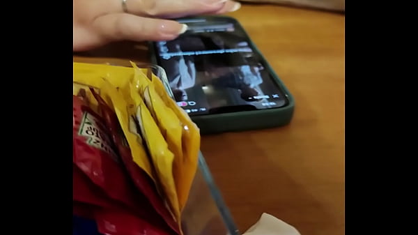 Mostrando os peitos no restaurante