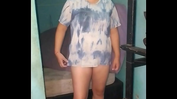 Nos modela mi remera con una vueltita