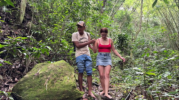 Nos quedamos solos en el bosque con mi culona peliroja hermanstra y aprovecho para darle una dura cogida con mi deliciosa y enorme verga por su estrecho culo.