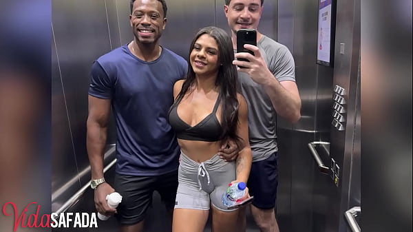 Nosso novo personal trainer é muito atencioso. deu uma aula de como foder a esposa após o treino.