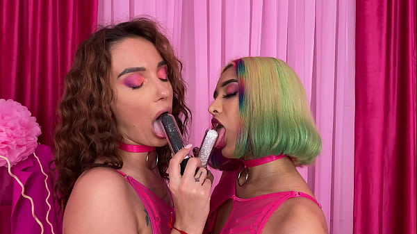 Pussy eating, scissoring, dildo play with Roxy Lips