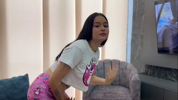 Puta chica latina le paga a dueño de casa el alquiler con su gran culo y le deja que le eche su leche en su cara.