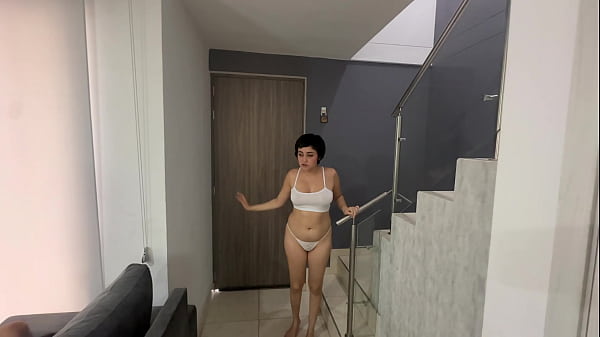 Que sexi se ve mi india culona hermanastra con su delantal haciendo aseo, me pongo cachondo y le doy una dura follada por su apretadito coño.