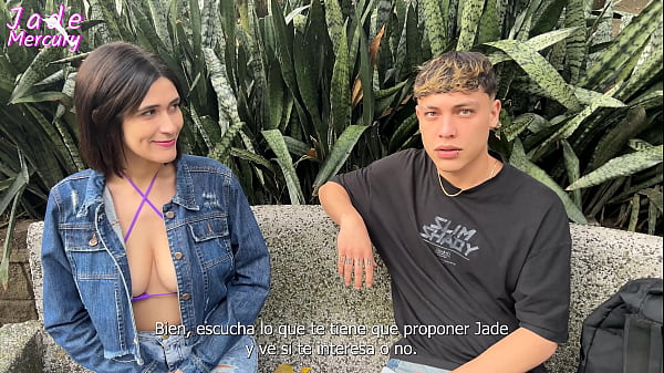 Reclutando a un chico cerca de la estacion de metro en medellin colombia