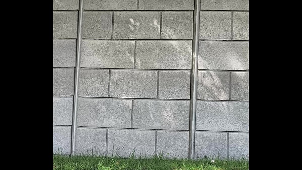 Se me pone muy dura de saber que me están viendo desde lejos como me masturbo