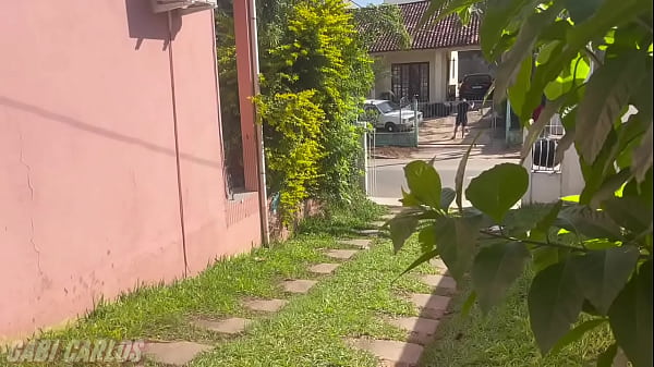 Sexo caseiro com os amigos do corno, enquanto ele assistia tudo na vídeo chamada!