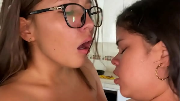 sexo lesbico entre hermanastra