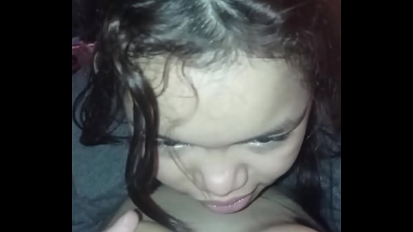 Sexo real casero entre dos novias lesbianas que le gusta experimentar con juguetes sexuales