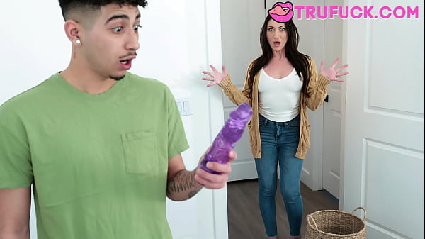 Stepmom Whitney’s Creampie Practice with Diego’s Nut on Her