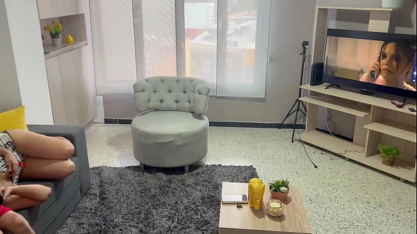 Tarde de peliculas y sexo con mi pequeña hermanastra H.L.