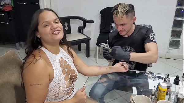 Tatoo em troca do meu cú !!! DOEU MACHUCOU tatuaador safado