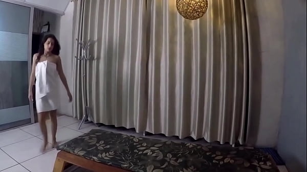 Tia e sobrinhas juntas entregando a buceta pro sortudo safado dotado