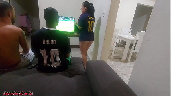 tive que fazer sexo com amigo do meu marido por causa de uma aposta, mas fiquei com tesão e acabei fazendo DP com os dois