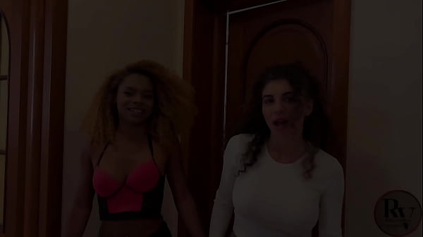 Um casal de amigos e eu flagramos meu colega de quarto da faculdade tocando punheta e cheirando minha calcinha