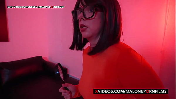 Velma es Penetrada por el Payaso Tenebroso! – Paola Stone