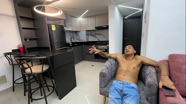 Veo que mi sexi pelirroja hermanastra esta abburrida en casa, entonces le propongo un juego con una sucias condiciones, hasta terminar follandola duro por su apretadito culo.