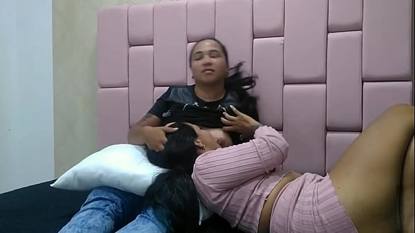 VEO UNA PELICULA CON MI AMIGA PERVERTIDA Y TERMINAMOS FROTANDO NUESTROS COÑOS HASTA EL ORGASMO